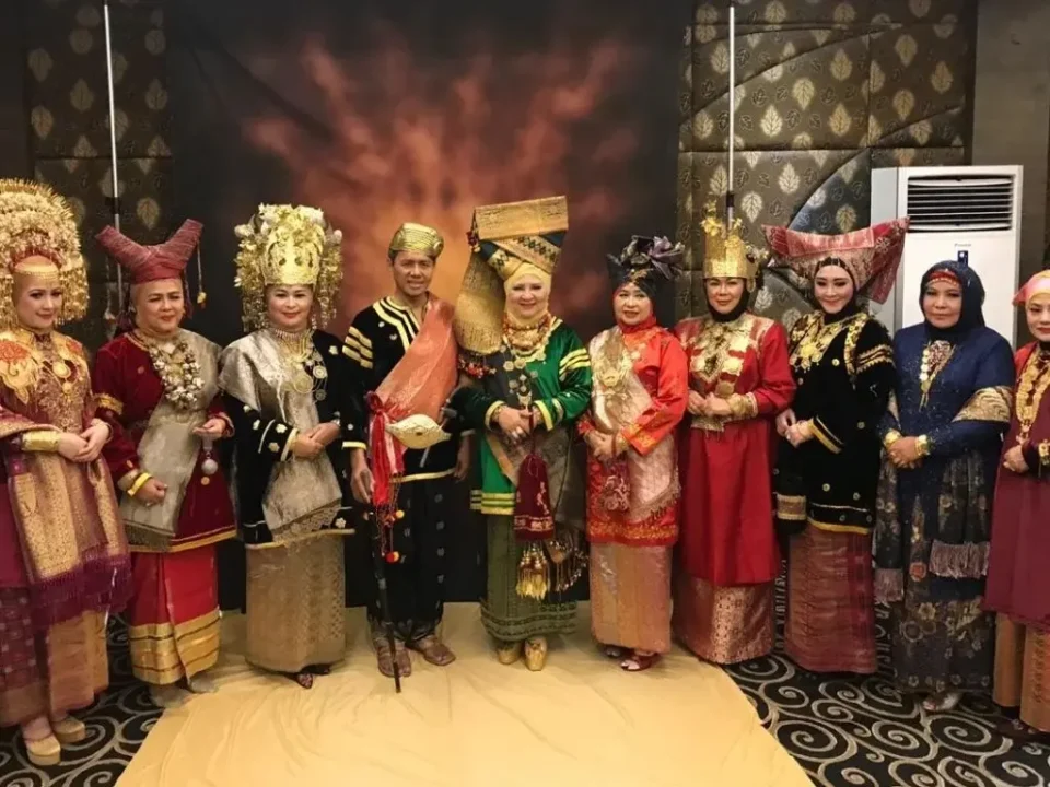 pakaian-adat-minangkabau